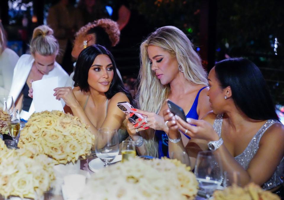 Kim Kardashian、Khloe Kardashian 亮相 SKIMS SWIM Miami pop-up dinner。