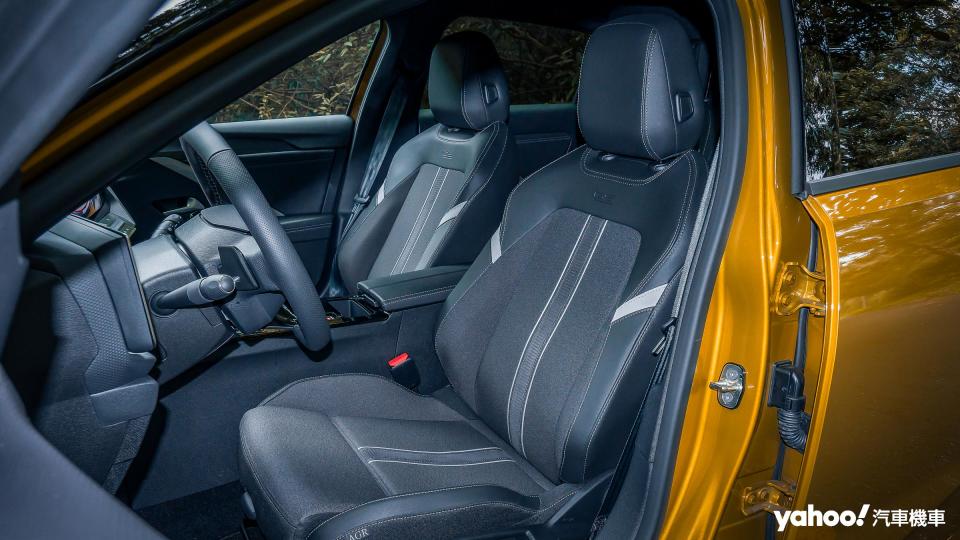 Astra GS潮流版駕駛座僅提供電動4向腰靠調整功能。