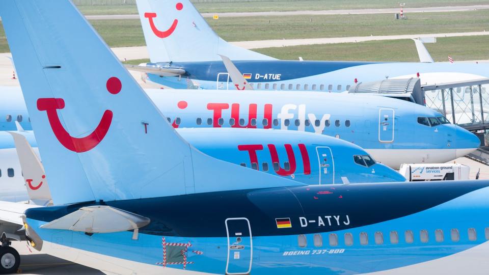 Flugzeuge von Tuifly parken am Flughafen Hannover-Langenhagen. Das Reiseunternehmen ist seit Beginn der Corona-Krise finanziell schwer angeschlagen