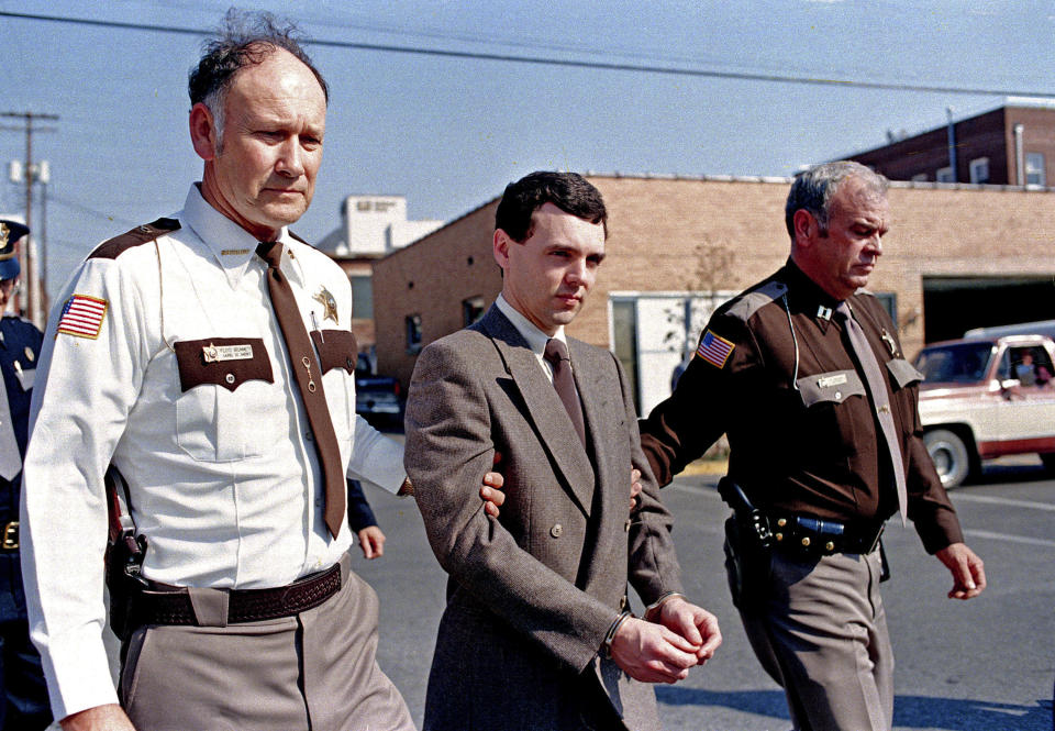 FILE – In this Nov. 2, 1987, file photo, convicted killer Donald Harvey, center, is led back to jail by Laurel County, Ky., Sheriff Floyd Brummett, left, and an unidentified deputy after pleading guilty to eight murder charges and one voluntary manslaughter charge in London, Ky. Harvey, who was serving multiple life sentences, was found beaten in his cell Tuesday afternoon at the state's prison in Toledo, state officials said. He died Thursday morning, said JoEllen Smith, spokeswoman for Ohio's prison system. He was 64. (AP Photo/Ed Reinke, File)