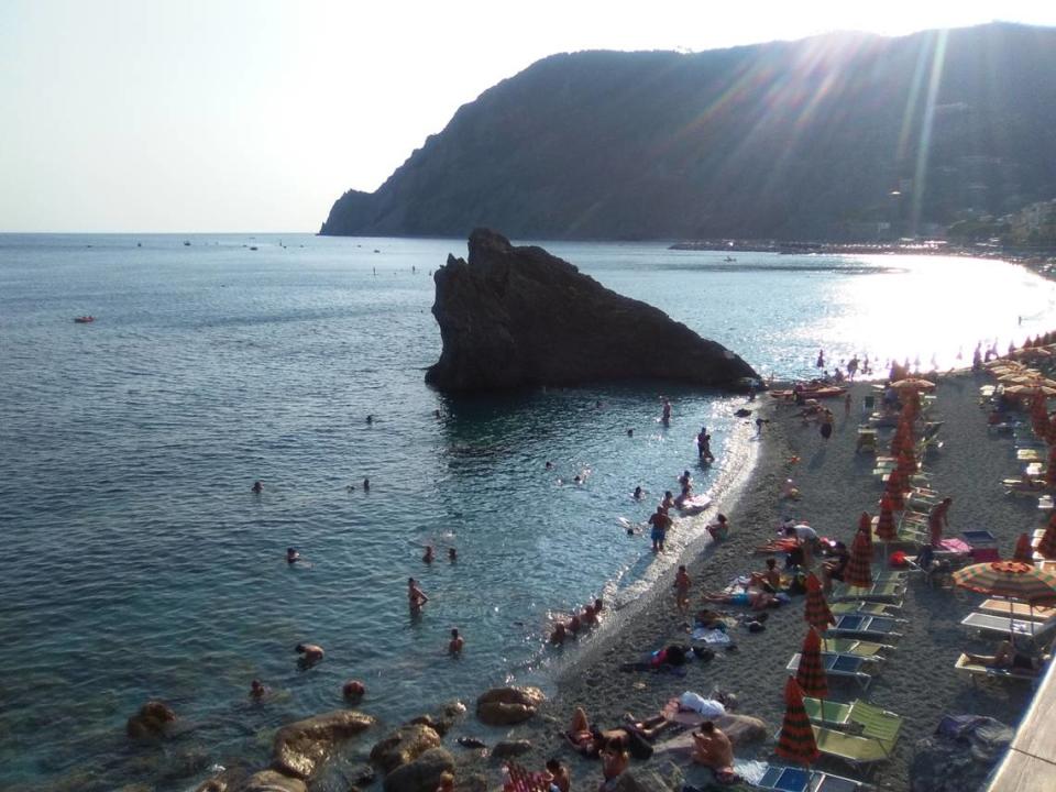 Monterosso, el más septentrional de los pueblos de Cinque Terre es también uno de los más apreciados por el conjunto de sus playas y su oferta hotelera. Dividido por un pequeño promontorio que se asoma al mar.