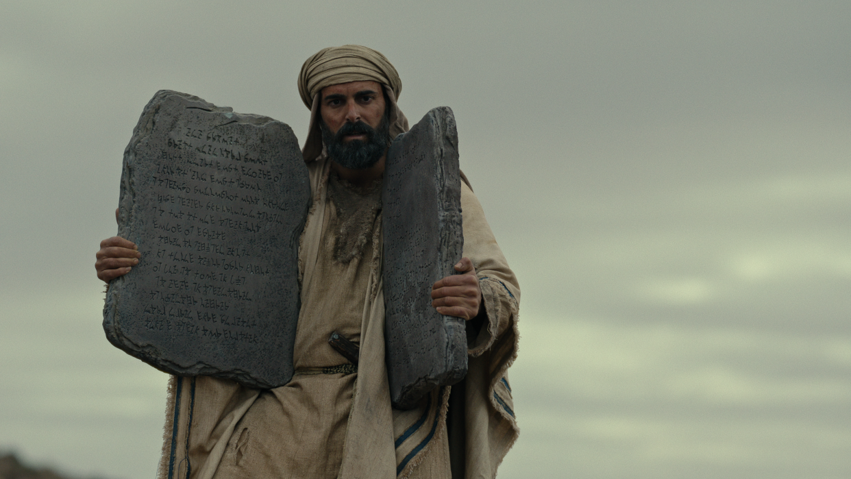  Avi Azulay as Moses holding stone tablets in Testament: The Story of Moses. 