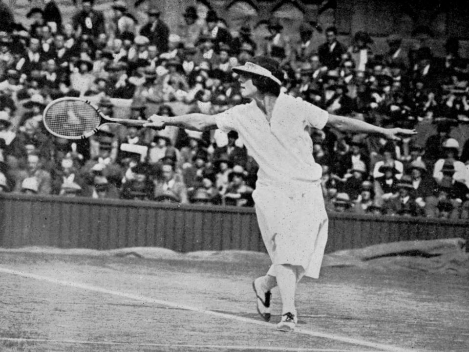 Helen Willis playing in the Wimbledon final in 1924.