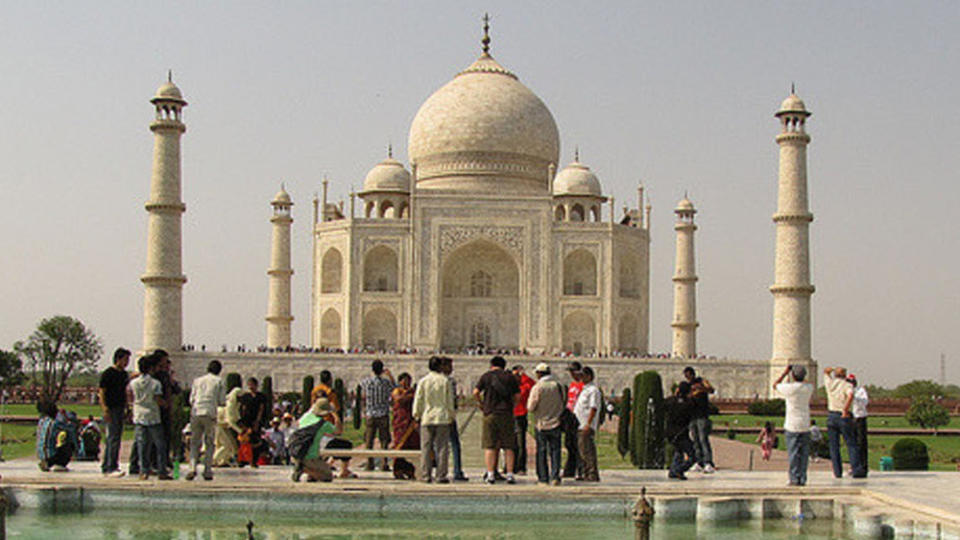 Das Taj Mahal ist eines der Weltwunder und ein Symbol der Liebe