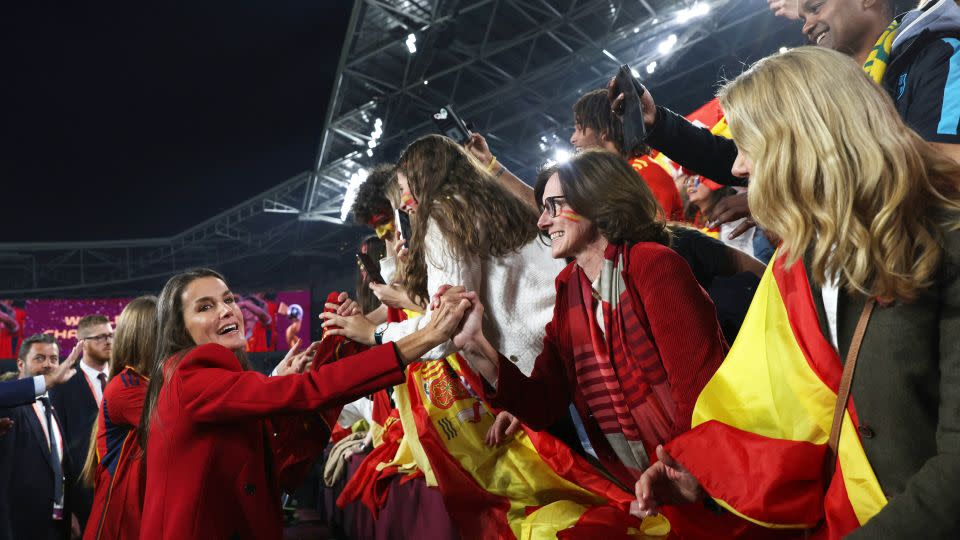 La reina Letizia celebra con los aficionados españoles después de que España ganara la final del Mundial femenino.  -Asanka Brendon Ratnayake/Reuters