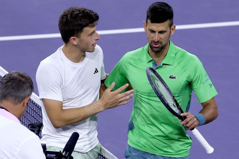 Luca Nardi y un momento de ensueño: saludando a Novak Djokovic, su ídolo, tras vencerlo en Indian Wells 