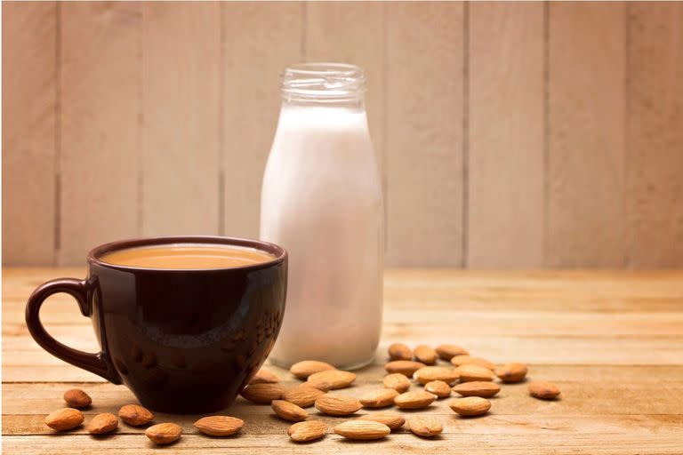 Se estima que existen en la Argentina al menos 1200 empresas que fabrican exclusivamente alimentos a base de plantas, como la leche de almendras