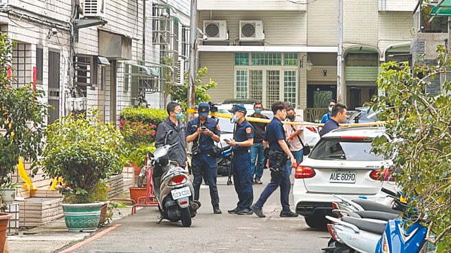 台中市西屯區1處民宅9日上午發生情侶感情糾紛，男遭女潑汽油燒傷，警方在案發後封鎖現場。（馮惠宜攝）