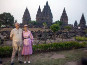 Für etwas Lässigeres entschied sich Königin Margrethe von Dänemark bei ihrem Indonesien-Besuch 2015. In einem legeren Sommerkleidchen posierte sie hier zusammen mit ihrem Mann Prinz Henrik vor der Tempelanlage Prambanan. Ihr schicker Sommerhut durfte da natürlich nicht fehlen. (Bild-Copyright: AP Photo)