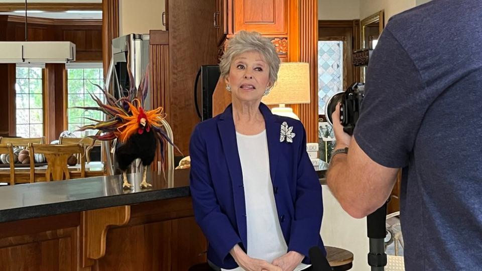 Rita Moreno canta canciones de cuna luego de nuestra entrevista en Ohio.