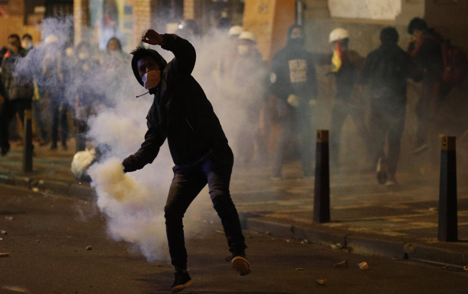 Un manifestante arroja una lata de gas lacrimógeno a la policía durante una protesta contra el presidente Evo Morales en La Paz, Bolivia, el miércoles 6 de noviembre de 2019. (AP Foto / Juan Karita)