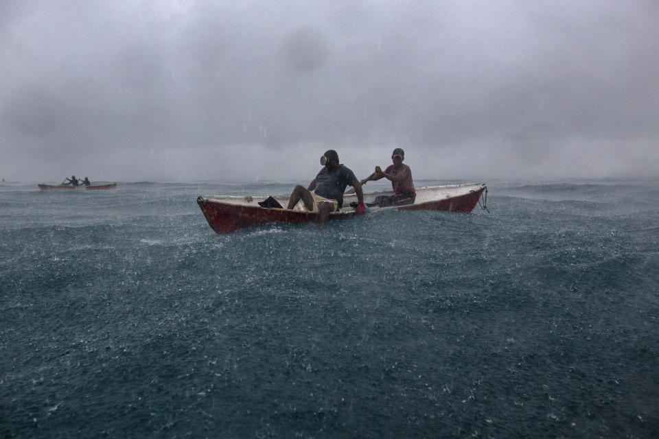 En esta fotografía del 10 de septiembre de 2018 un buzo se prepara para sumergirse en las aguas caribeñas en Mosquitia, cerca de Cayo Savanna, Honduras, para buscar pepinos de mar. (AP Foto/Rodrigo Abd)