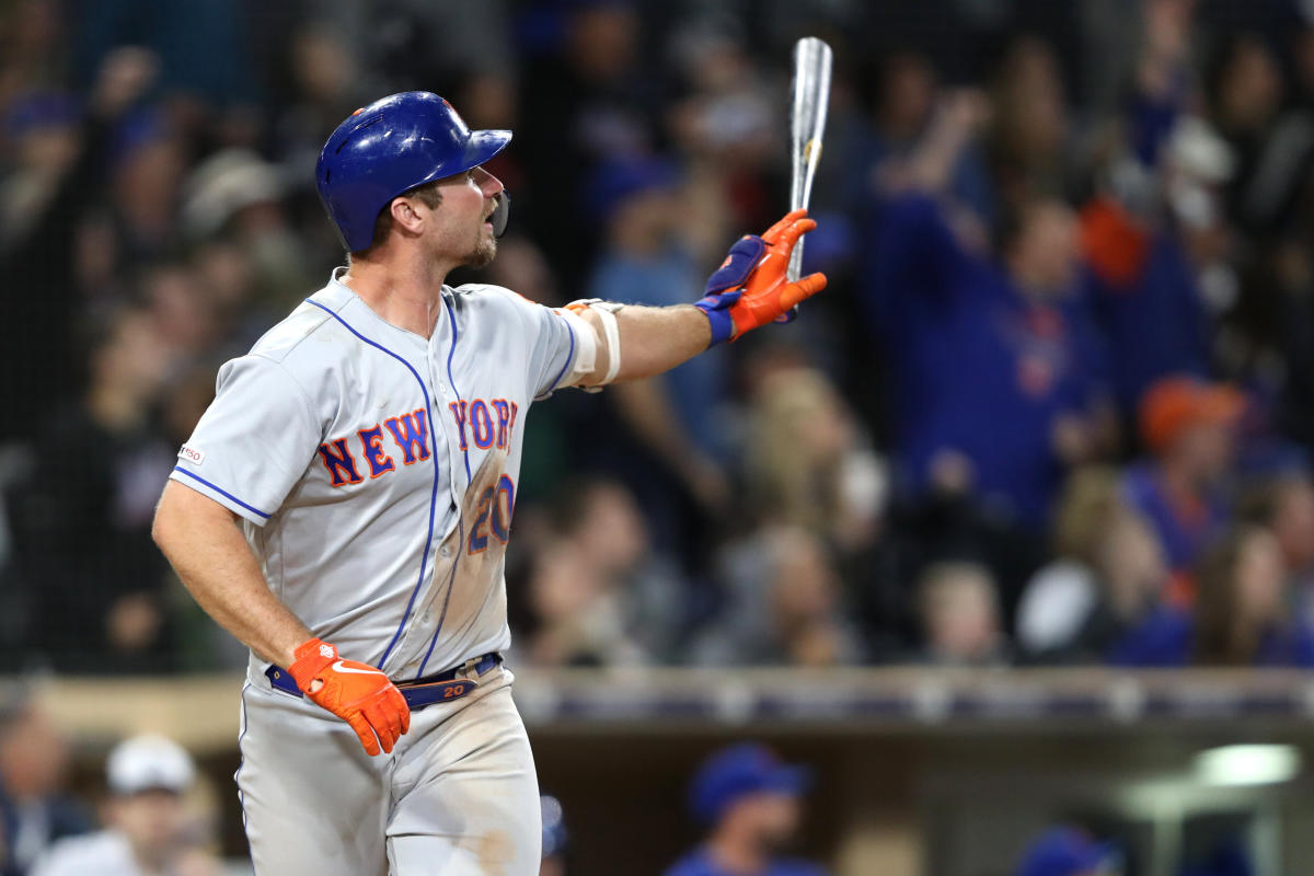 Pete Alonso takes a break from destroying balls to destroy bat in  frustration