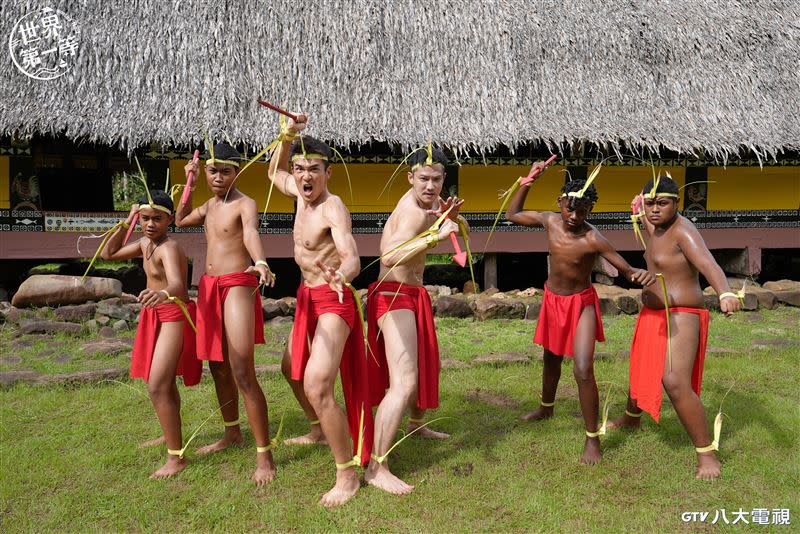 楊一展（左三）、鄒承恩（右三）在帛琉體驗當地「戰士舞」。（圖／八大提供）