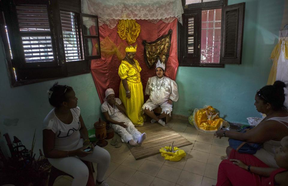 En Cuba predomina el sincretismo, una confluencia entre religiones africanas y el cristianismo. (AP Foto/Ramón Espinosa)