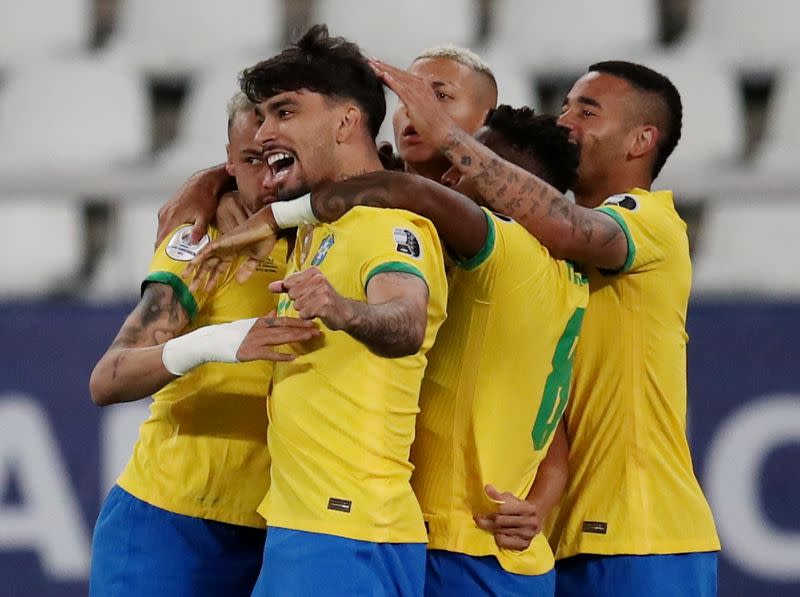 Lucas Paqueta celebra con sus compañeros tras anotar el gol con el que Brasil ganó a Chile y avanzó a semifinales de Copa América