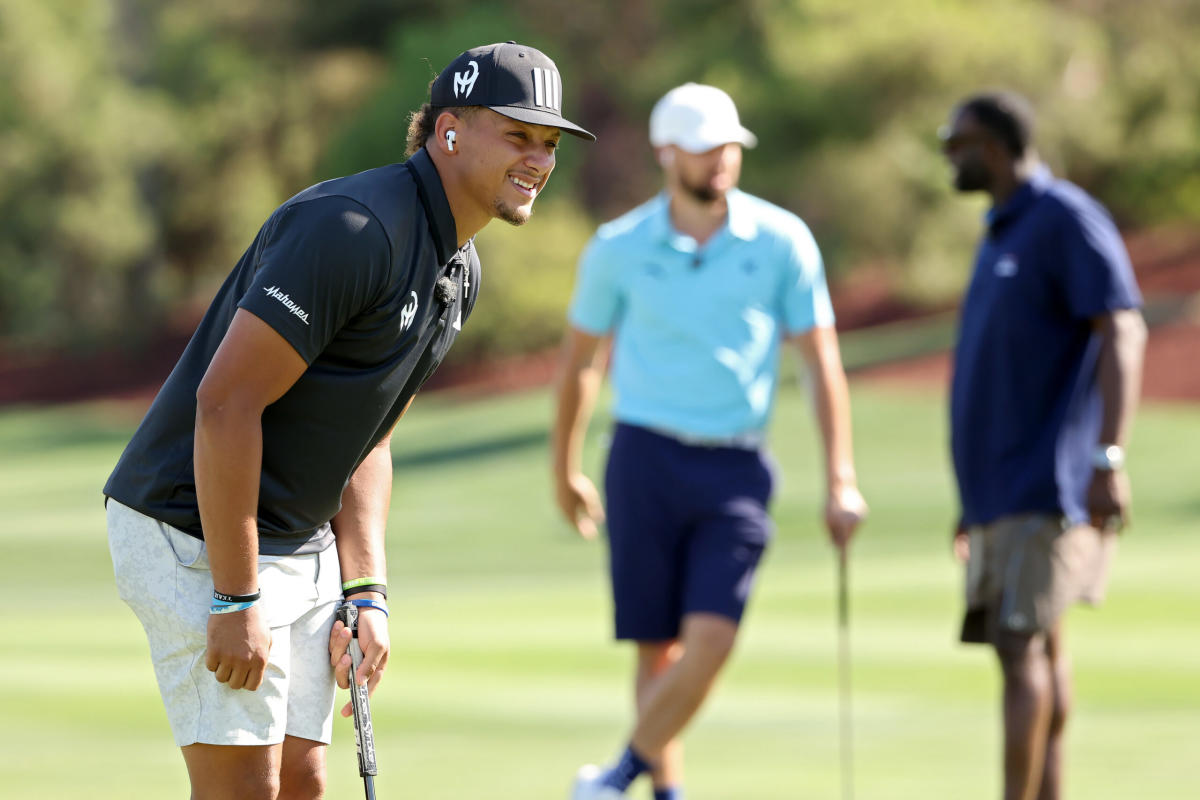 WATCH: Chiefs' Patrick Mahomes signed golf ball for fan struck in 'The  Match'