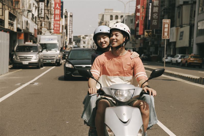 許光漢和清原果耶在台南騎摩托車。（圖／翻滾吧男孩電影有限公司 提供）