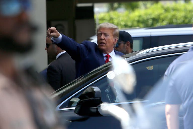 Donald Trump en el restaurante cubano Versailles, tras declarar en Miami, Florida.   (Alon Skuy / GETTY IMAGES NORTH AMERICA / Getty Images via AFP)