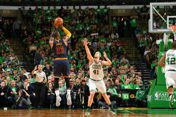 LeBron James face aux Celtics (Getty Images)