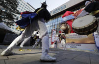 <p>In Südkorea ist das Handelsjahr 2019 gestartet. Das feierten Tänzer in traditionellen Kostümen mit einer Eröffnungszeremonie vor der Börse Korea Exchange in Seoul. (Bild: AP Photo/Lee Jin-man) </p>