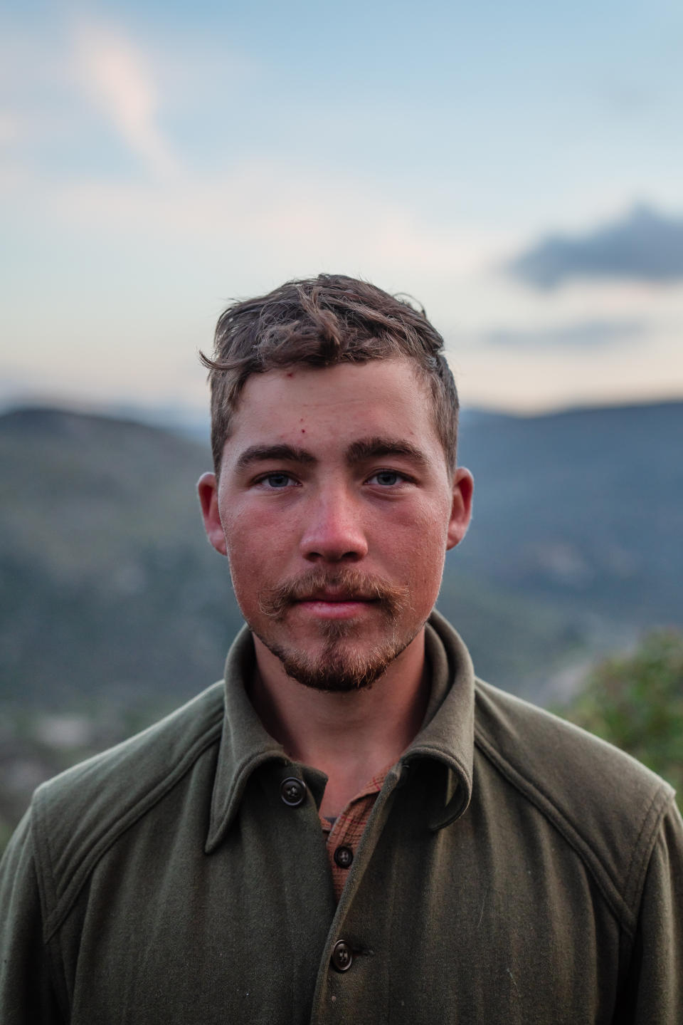 ‌Peter Fink, un trabajador voluntario de ayuda humanitaria, en el campamento que mantiene para los solicitantes de asilo que llegan en la zona silvestre cerca de Campo, California, el 13 de marzo de 2024. (Ariana Drehsler/The New York Times).