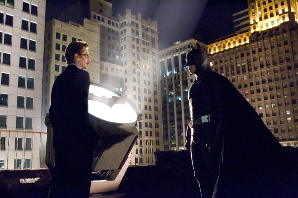 在以往的《蝙蝠俠》電影，高登局長被拍成一個什麼都不會的笨警察，但蓋瑞歐德曼《黑暗騎士》的詮釋，卻讓這個角色與蝙蝠俠形成一種對照組。（東方IC）