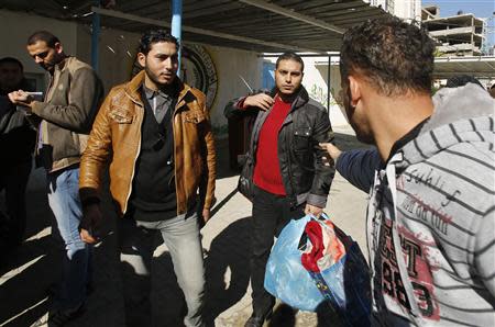 A Palestinian man (2nd R) leaves after he was freed from a Hamas-run jail in Gaza City January 8, 2014. REUTERS/Suhaib Salem