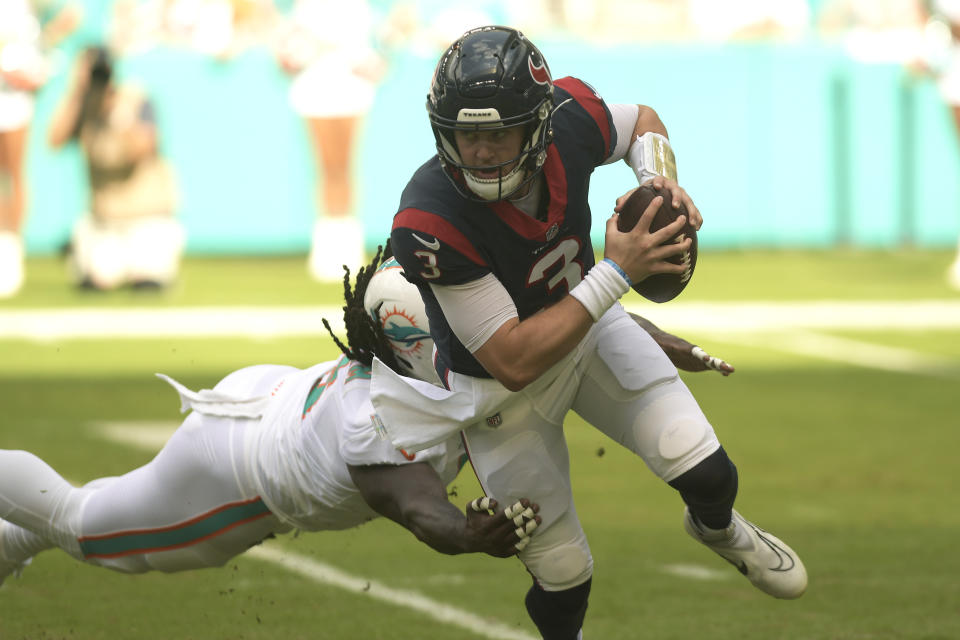Miami Dolphins linebacker Melvin Ingram (6) sacks Houston Texans quarterback Kyle Allen (3). (AP Photo/Michael Laughlin)