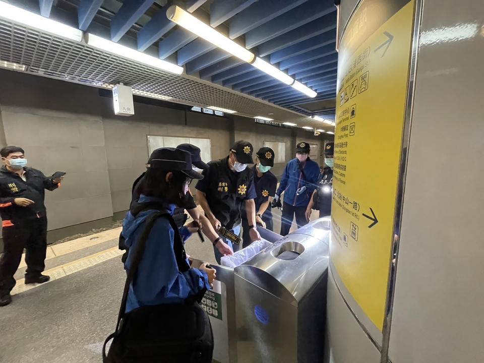 基隆地檢署陳情信箱21日接獲有人在基隆火車站安裝遙控炸彈的恐嚇郵件。警方獲報後展開地毯式安全檢查，截至晚間未發現可疑爆裂物，專案小組後續將加強戒備。
（基隆警方提供）