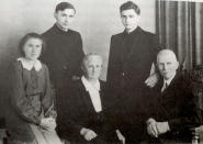 <p>Die Familie Ratzinger im Juli 1951, kurz nachdem Joseph (2.v.r.) und sein Bruder Georg (2.v.l.) zum Priester geweiht wurden. Davor seine Schwester Maria, seine Mutter Maria und sein Vater Joseph. (Bild: Reuters)</p> 