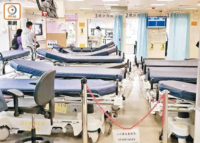 急症室候診大堂放了多張病床待命。（蘇偉明攝）