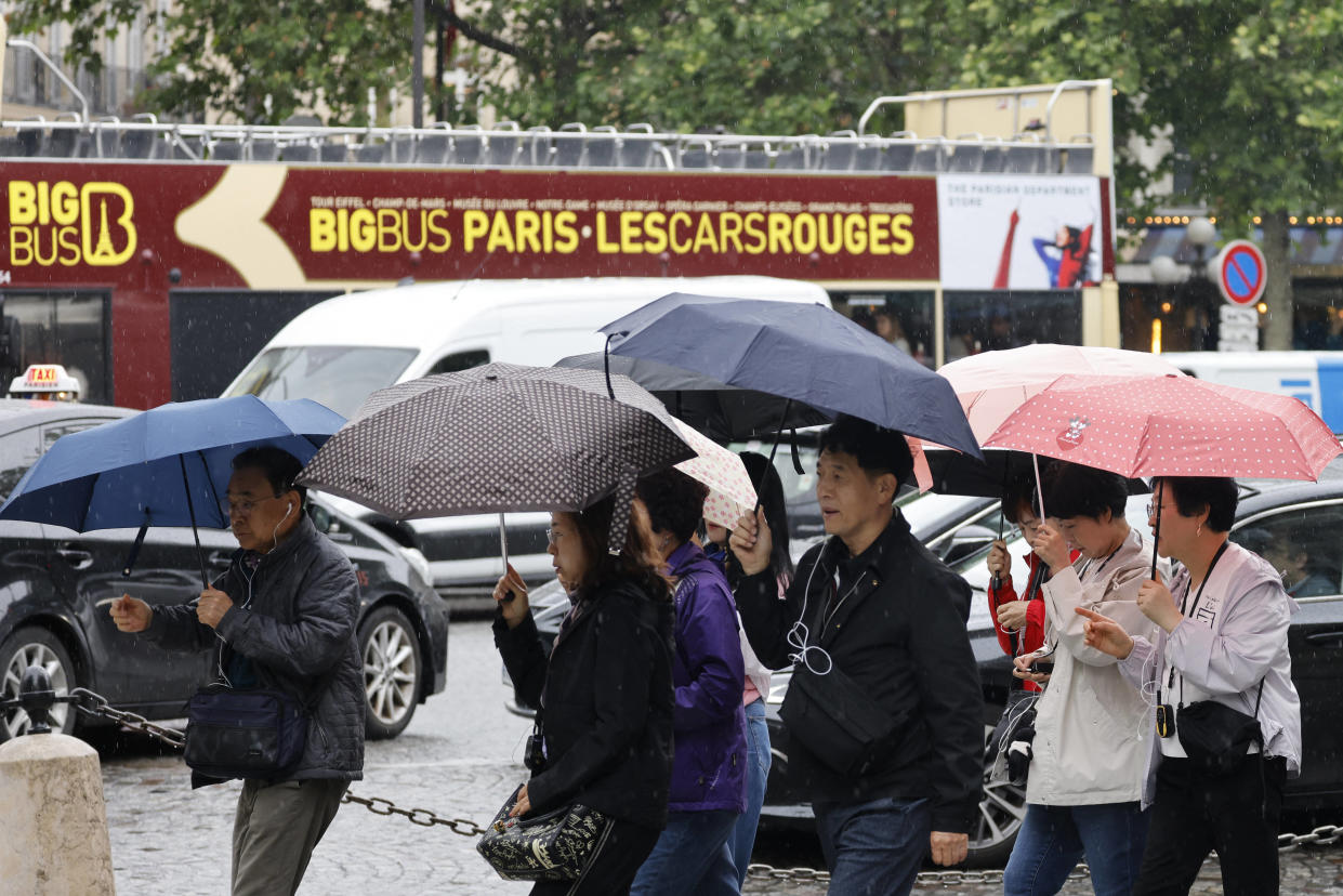 Météo : le « décrochage polaire » va refroidir la France, voici de quoi il s’agit (Photo de touristes marchant sous la pluie à Paris avec leurs parapluies en mai 2024)