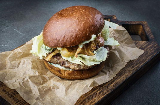 Esta hamburguesa está hecha con carne de rata. Foto: Instagram.com/krasnodarbistro