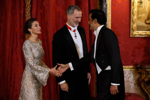 La reina Letizia saluda al emir de Catar, Tamim bin Hamad Al Thani a su llegada a la cena de gala. (Photo: Juanjo Mart&#xed;nEFE)