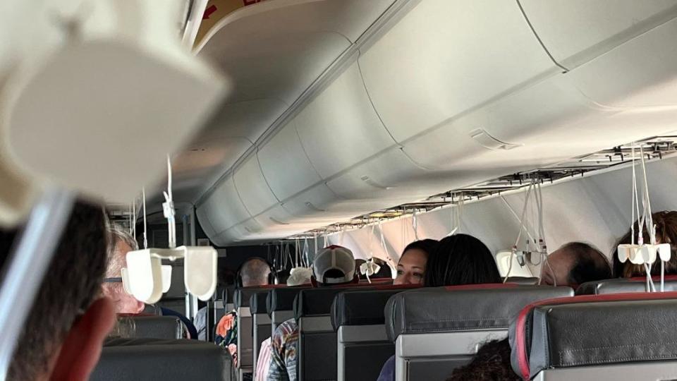 身為驟降航班乘客之一的佛州大學教授哈里森，分享他「驚恐」的親身感受。（圖／翻攝自哈里森推特）