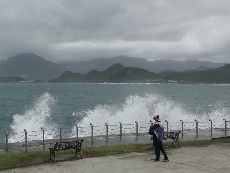 基隆潮境公園掀浪花（1） 颱風小犬來襲，對台灣各地有不同程度的風雨影響。 圖為5日下午基隆潮境公園岸邊掀起浪花，有民眾在 岸邊觀浪。 中央社記者趙世勳攝 112年10月5日