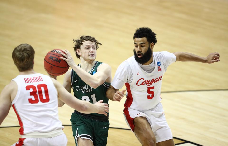 Mar 19, 2021; Bloomington, Indiana, USA; Cleveland State Vikings guard Ben Sternberg (31) moves the ball against Houston Cougars guard Cameron Tyson (5) and center Caleb Broodo (30) during the second half in the first round of the 2021 NCAA Tournament at Simon Skjodt Assembly Hall.