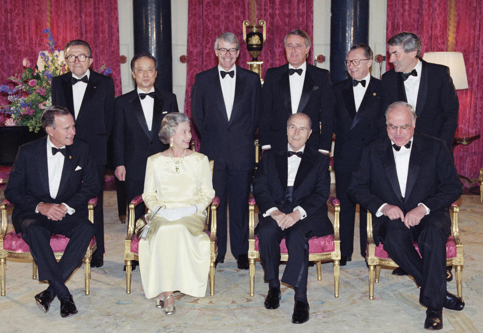 ARCHIVO – La reina Isabel II de Gran Bretaña posa con líderes del G-7 en el Palacio de Buckingham en Londres el 16 de julio de 1991. De izquierda a derecha: El presidente de Estados Unidos George Bush, el primer ministro italiano Giulio Andreotti, el primer ministro japonés Toshiki Kaifu, la reina, el primer ministro británico John Major, el presidente francés Francois Mitterrand, el primer ministro canadiense Brian Mulroney, el presidente de la Comisión Europea Jacques Delors, el canciller alemán Helmut Kohl y el primer ministro holandés Ruud Lubbers. En sus siete décadas en el trono, la reina Isabel II vio 15 primeros ministros británicos ir y venir de Winston Churchill a Margaret Thatcher, Boris Johnson y la más reciente, Liz Truss. (Foto AP/Lionel Cironneau, archivo)