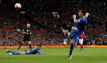 Britain Football Soccer - Manchester United v Leicester City - Barclays Premier League - Old Trafford - 1/5/16 Leicester City's Leonardo Ulloa shoots Action Images via Reuters / Jason Cairnduff