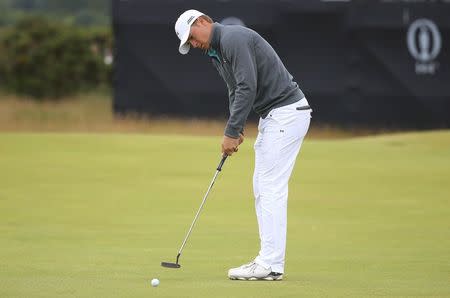 Jordan Spieth of the U.S. putts on the sixth green during the first round of the British Open golf championship on the Old Course in St. Andrews, Scotland, July 16, 2015. REUTERS/Eddie Keogh