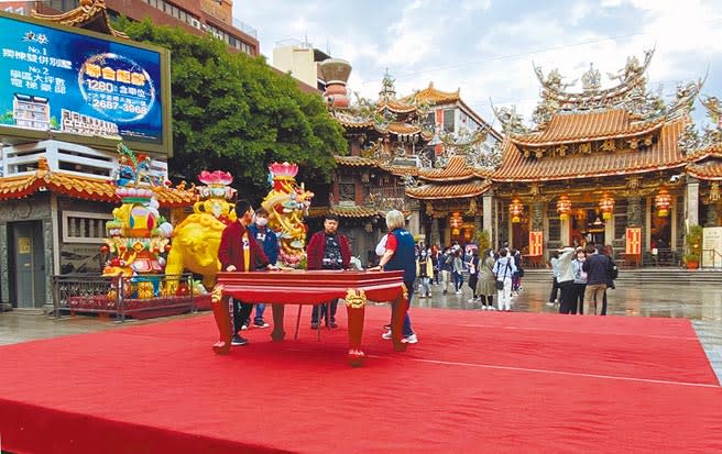 大甲鎮瀾宮6日搭建祈雨壇，將循古禮祈求上天普降甘霖、化解旱象。（王文吉攝）