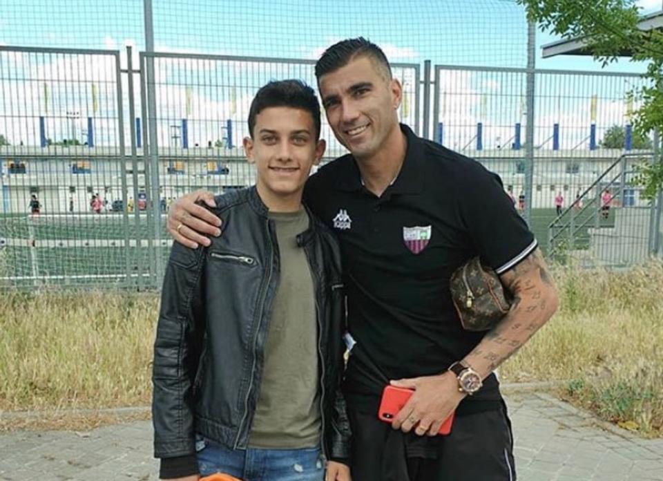 José Antonio Reyes y su hijo en una foto que el joven compartió en su cuenta de Instagram. (Foto: Instagra / @_josereyeslopez_).