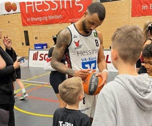 Jermane Carter signs autographs for young fans