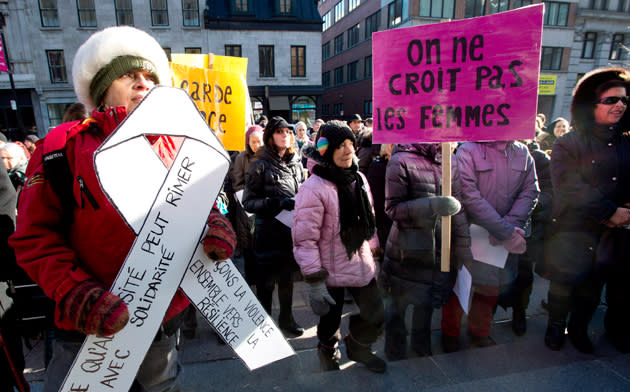 <b>6 décembre</b><br> Manifestation contre la violence faite aux femmes devant le Palais de justice de Montréal à l’occasion du 23 anniversaire de la tuerie de Polytechnique, où 14 étudiantes ont trouvé la mort. <br> (La Presse Canadienne/Paul Chiasson)