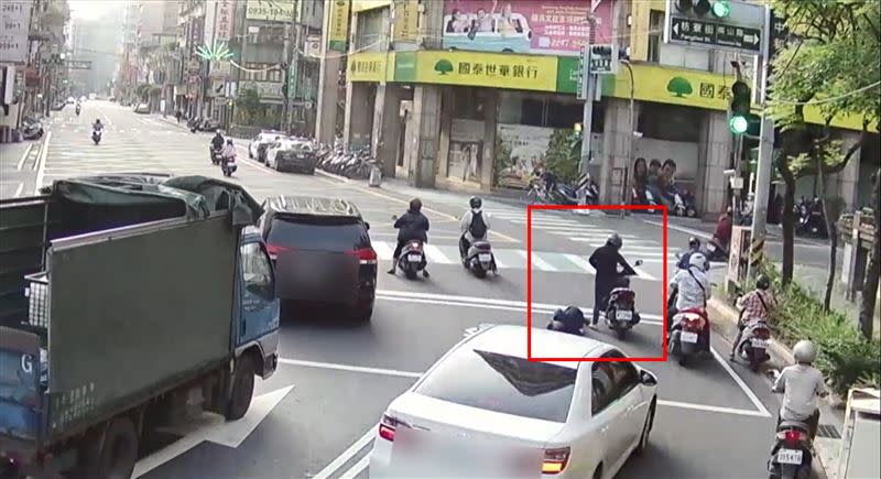 蔡女停車查看丈夫吳男。（圖／翻攝畫面）