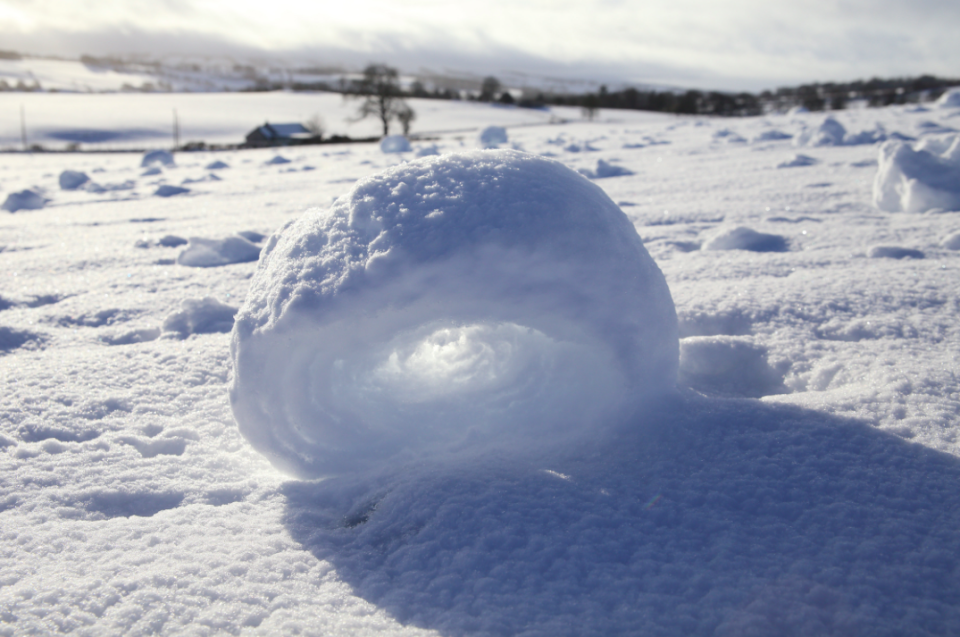 Las pilas de nieve en realidad son delicadas y se desmenuzan completamente ante el menor contacto (SWNS).