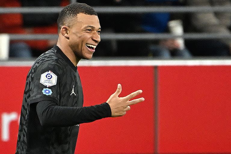 Kylian Mbappé señala con sus dedos la cantidad de goles que anotó en la noche