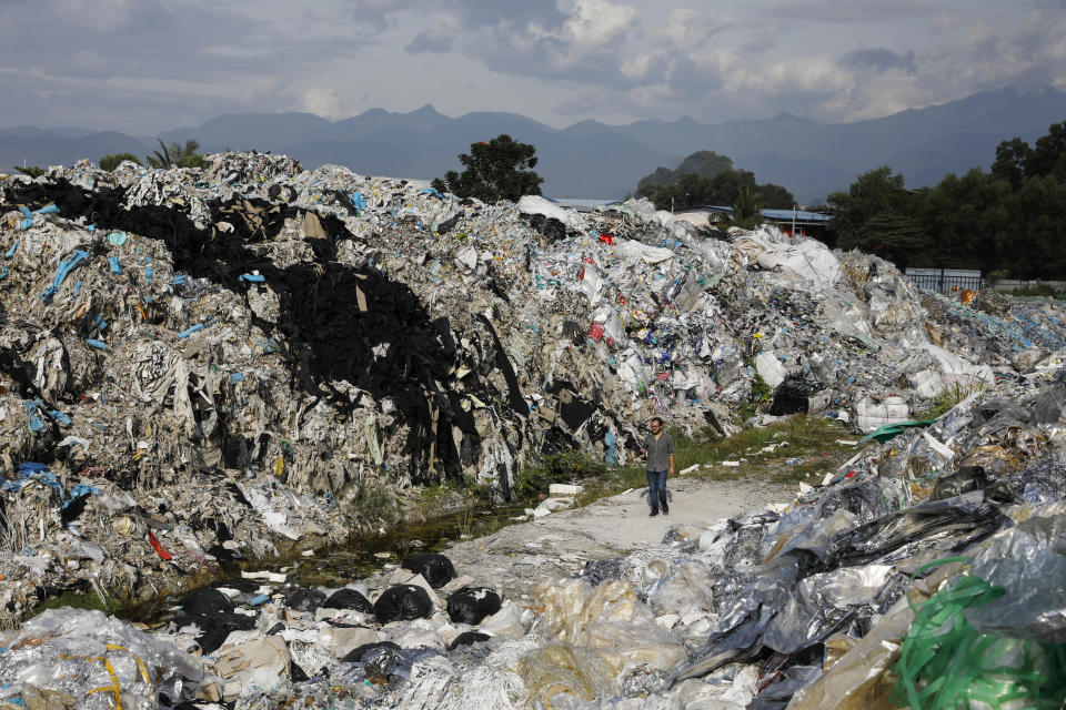 Mountains of plastic waste dumped outside an illegal recycling facility in Malaysia.&nbsp; (Photo: Joshua Paul for HuffPost)