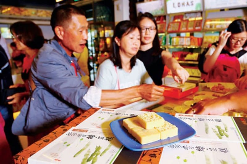 以鳳梨酥當招牌的維格餅家，現在綠豆糕反成銷售黑馬，觀光客也搶拿試吃。 （駱裕隆攝）